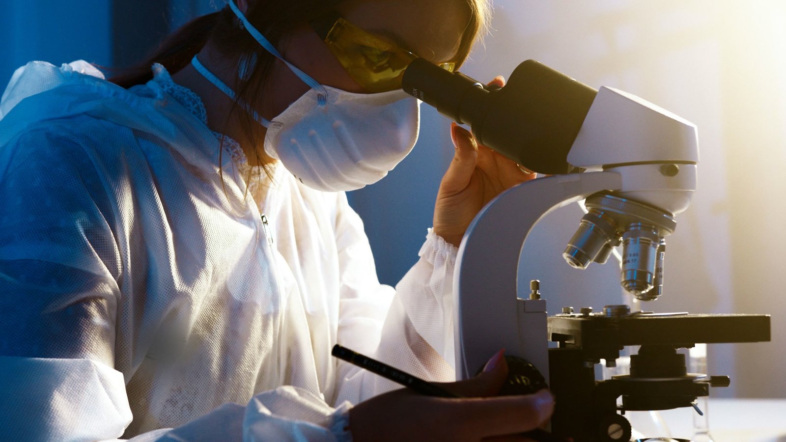 Laboratorio clínico con microscopio